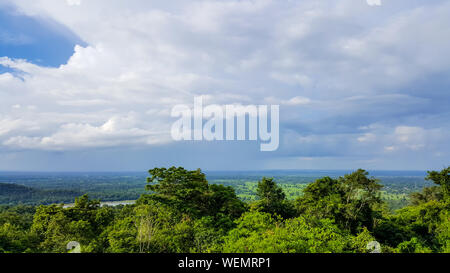 Schönen Blick von oben auf die Landschaft, die Berge und die Natur der Regenwald in der Provinz Sakon Nakhon. Es ist ein guter Ort für Reisen und Entspannen Stockfoto