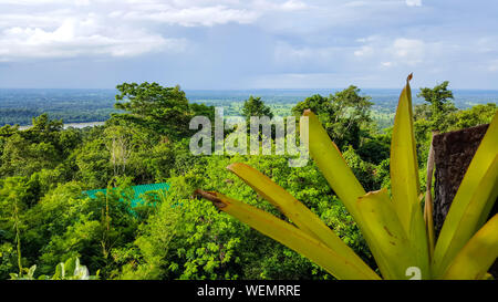 Schönen Blick von oben auf die Landschaft, die Berge und die Natur der Regenwald in der Provinz Sakon Nakhon. Es ist ein guter Ort für Reisen und Entspannen Stockfoto