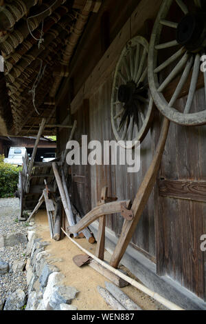 Japanische landwirtschaftliche Werkzeuge aus dem ländlichen Mountain House Stockfoto