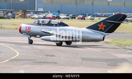 Mikoyan-Gurevich MiG-15 bereitet für Sie an der North Weald Flugplatz nehmen Stockfoto