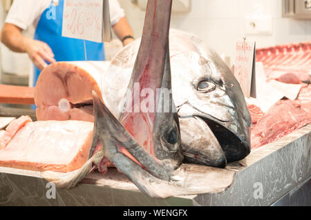 Nahaufnahme der Thunfisch Köpfe auf dem lokalen Markt Stockfoto