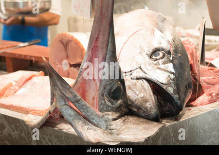 Nahaufnahme der Thunfisch Köpfe auf dem lokalen Markt Stockfoto