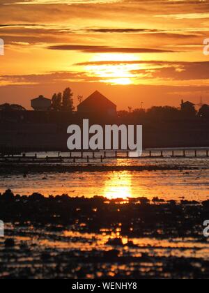 Sheerness, Kent, Großbritannien. 30 August, 2019. UK Wetter: Heute abend sonnenuntergang in Sheerness, Kent. Credit: James Bell/Alamy leben Nachrichten Stockfoto