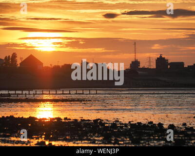 Sheerness, Kent, Großbritannien. 30 August, 2019. UK Wetter: Heute abend sonnenuntergang in Sheerness, Kent. Credit: James Bell/Alamy leben Nachrichten Stockfoto