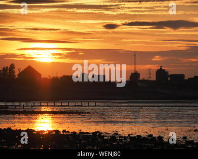 Sheerness, Kent, Großbritannien. 30 August, 2019. UK Wetter: Heute abend sonnenuntergang in Sheerness, Kent. Credit: James Bell/Alamy leben Nachrichten Stockfoto