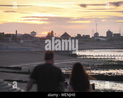 Sheerness, Kent, Großbritannien. 30 August, 2019. UK Wetter: Heute abend sonnenuntergang in Sheerness, Kent. Credit: James Bell/Alamy leben Nachrichten Stockfoto