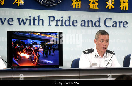 Hong Kong, China Hong Kong. 30 Aug, 2019. Kwok Pak-chung, Hong Kong Island Regionale des Hong Kong Polizeikommandant, gibt ein Briefing während einer Pressekonferenz in der South China Hongkong, Nov. 30, 2019. Die hongkonger Polizei sagte auf der Pressekonferenz am Freitag, die mehrere Verhaftungen vor Kurzem mit Verdächtigen in gewalttätigen kriminellen Handlungen beteiligt waren. Credit: Lu Hanxin/Xinhua/Alamy leben Nachrichten Stockfoto