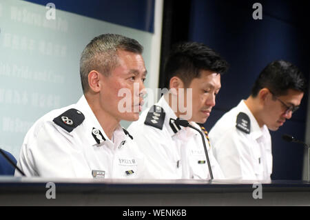 Hong Kong, China Hong Kong. 30 Aug, 2019. Kwok Pak-chung (1 l), Hong Kong Island Regionale des Hong Kong Polizeikommandant, gibt ein Briefing während einer Pressekonferenz in der South China Hongkong, Nov. 30, 2019. Die hongkonger Polizei sagte auf der Pressekonferenz am Freitag, die mehrere Verhaftungen vor Kurzem mit Verdächtigen in gewalttätigen kriminellen Handlungen beteiligt waren. Credit: Lu Hanxin/Xinhua/Alamy leben Nachrichten Stockfoto