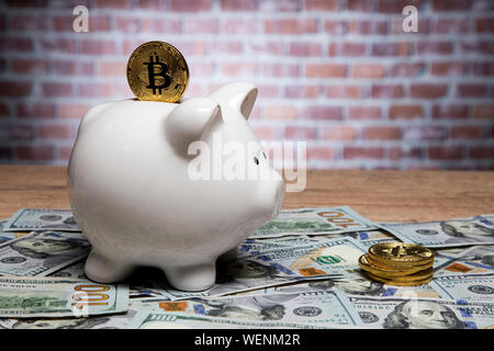 Bitcoin Münze auf der Oberseite eines piggy Bank, Geld sparen Kaufen bitcoin als digitale Gold. Stockfoto