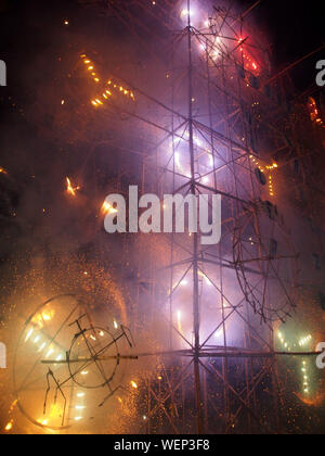 Feuerwerk auf der "Fiesta de las Cruces" (Festival der Kreuze) oder "Cruz de Mayo" (Mai) ist ein katholischer Feiertag gefeiert am 3. Mai in vielen Teilen von Spanien und Amerika. Stockfoto