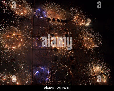 Feuerwerk auf der "Fiesta de las Cruces" (Festival der Kreuze) oder "Cruz de Mayo" (Mai) ist ein katholischer Feiertag gefeiert am 3. Mai in vielen Teilen von Spanien und Amerika. Stockfoto