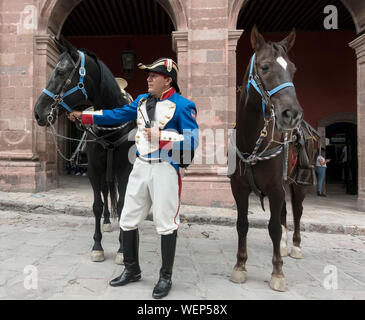 San Miguel de Allende Polizist in alter Dragoon Uniform Stockfoto