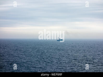 KATTEGAT, NORDSEE - Mai 16, 2017: Ein großes Schiff im Kattegat Meerenge zwischen Dänemark und Schweden bei Nebel unterwegs sind. Stockfoto