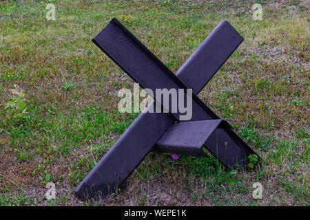 Anti Tank Barriere auf Gras Oberfläche Stockfoto