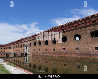 Seitenansicht der Eingang zum Fort Jefferson, Dry Tortugas National Park in Florida, mit der Festung in den Burggraben Wasser wider. Stockfoto