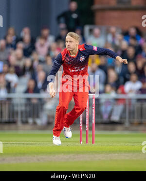 Manchester, Großbritannien. 30. August 2019; Emirates Old Trafford, Manchester, England; T 20 Vitalität Blast, Lancashire Blitz versus Leicestershire Füchse; Matthäus Parkinson Bowling für Lancs-Redaktion nur mit der Credit: Aktion Plus Sport Bilder/Alamy leben Nachrichten Stockfoto