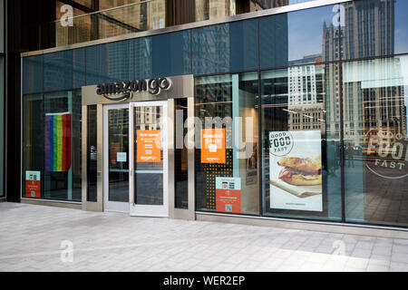 Amazon klicken Sie store mit Stolz Flagge im Fenster downtown Chicago Illinois Vereinigte Staaten von Amerika Stockfoto