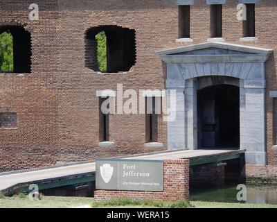 Nahaufnahme der Eingang zum Fort Jefferson, mit den Graben unter der Brücke, Dry Tortugas National Park. Stockfoto