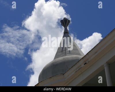 Nach oben geschossen von einem Kegel auf der Oberseite eines alten Gebäudes in Key West, Florida. Stockfoto