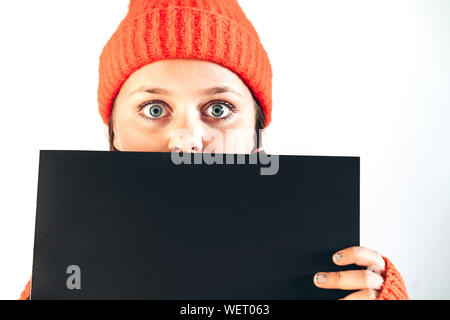 Ein schönes Mädchen in einem Red Hat mit großen, weit offenen Augen Stockfoto