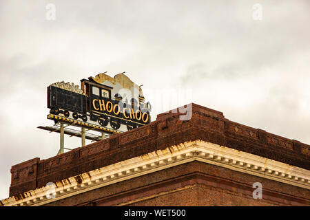 Chattanooga, TN, USA - 25. August 2019: Zeichen für Chattanooga Choo Choo Hotel auf Sehenswürdigkeit Bahnhof in Tennessee. Stockfoto