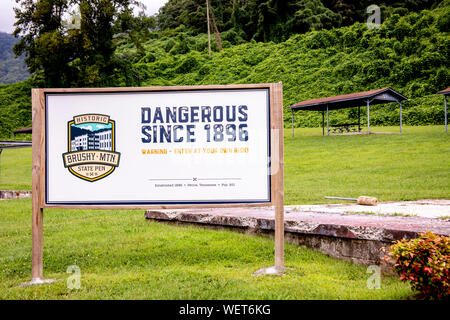 Petros, Tennessee - 25. August 2019: Eingangsschild zu Brushy Mountain State Penitentiary home von Ende der Zeile Moonshine Brennerei im Tennesse Stockfoto