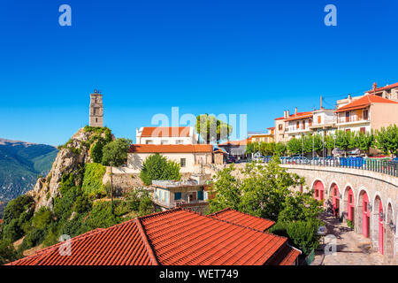 Malerischer Blick auf Arachova Dorf. Arachova ist berühmt für seine Panoramaaussicht, bergauf, kleine Häuser und die gepflasterten Straßen zeigen eine malerische Architektur Stockfoto