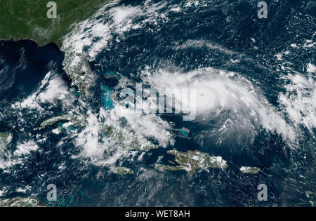 Washington, United States. 30 Aug, 2019. Hurricane Dorian ist durch die NOAA-Satelliten erfasst geht um 1:40 Uhr EST am 30. August 2019, 625 Meilen östlich von West Palm Beach, Florida. Daten von einem Aufklärer angegebene maximale unterstützte Winde in der Nähe von 115 mph (185 km/h), Dorian ein Hurrikan der Kategorie 3 auf der Saffir-Simpson-Skala Wind. Am 28. August, Florida Gouverneur Ron DeSantis Ausnahmezustand, drängt Floridians an der Ostküste des Staates zu "sieben Tage der Versorgung haben, bereiten sie ihre Häuser und die Strecke genau verfolgen." Credit: NASA/UPI UPI/Alamy leben Nachrichten Stockfoto