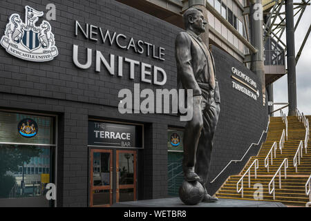 Eine Statue des legendären Sir Bobby Robson steht auf einem Sockel außerhalb der südwestlichen Ecke von St. James' Park, Newcastle, Nordengland. Stockfoto