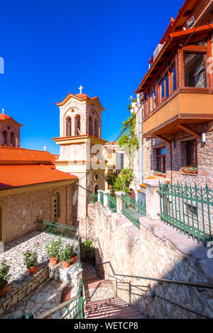 Malerischer Blick auf Arachova Dorf. Arachova ist berühmt für seine Panoramaaussicht, bergauf, kleine Häuser und die gepflasterten Straßen zeigen eine malerische Architektur Stockfoto