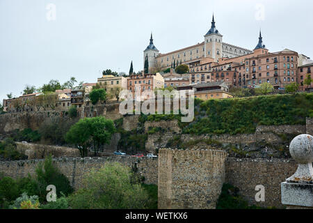 TOLEDO, Spanien - 24 April 2018: Blick auf den Alcazar von Toledo Alcantara Bridge. Stockfoto