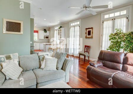 Moderne offene Konzept Apartment mit Wohnzimmer und Küche Stockfoto