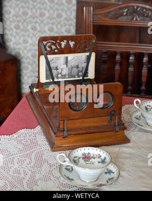 Ein stereoskop in der viktorianischen Salon im Museum von Lincolnshire Leben, Lincoln, Lincolnshire, Großbritannien Stockfoto