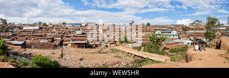 Breites Panorama der Slum Kibera, dem größten städtischen Slum in Afrika Stockfoto