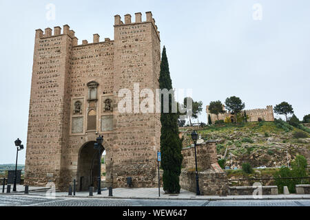TOLEDO, Spanien - 24 April 2018: Turm mit Tor der Alcantara Bridge in Toledo. Die San Servando Schloss ist im Hintergrund sichtbar. Stockfoto