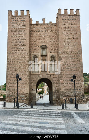 TOLEDO, Spanien - 24 April 2018: Turm mit Tor der Alcantara Bridge in Toledo. Stockfoto