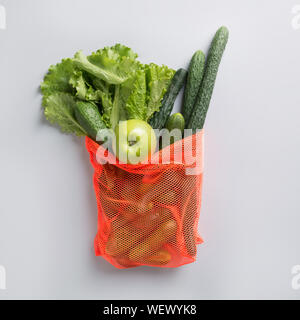 Null Abfall Konzept. Modernes Einkaufen Stoffbeutel mit Gruenen und Gemüse. Blick von oben. Stockfoto