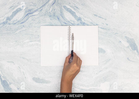 Hand Notebooks und Frau offen legen Bleistift Stockfoto