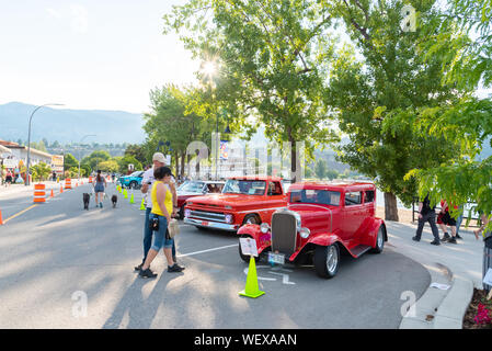 Penticton, British Columbia/Kanada - Juni 21, 2019: Menschen bei Autos auf Lakeshore Drive während des ersten Tages des Peach City Beach Cruise suchen Stockfoto