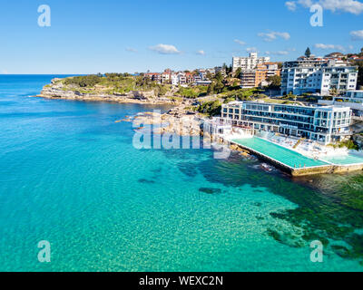 Bondi Beach Luftaufnahme mit blauem Wasser Stockfoto