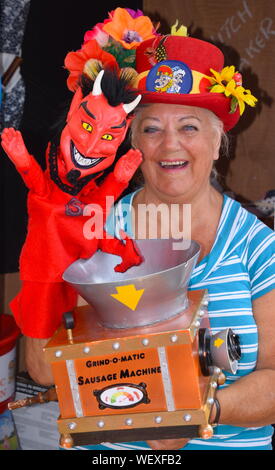 PIP The Magic Clown ist ein Kinderanimateur, der Punch & Judy am Herne Bay Pier im Sommer durchführt. Stockfoto