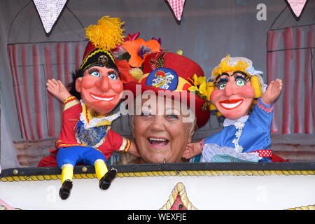 PIP The Magic Clown ist ein Kinderanimateur, der Punch & Judy am Herne Bay Pier im Sommer durchführt. Stockfoto