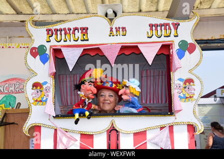 PIP The Magic Clown ist ein Kinderanimateur, der Punch & Judy am Herne Bay Pier im Sommer durchführt. Stockfoto