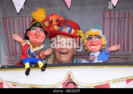 PIP The Magic Clown ist ein Kinderanimateur, der Punch & Judy am Herne Bay Pier im Sommer durchführt. Stockfoto