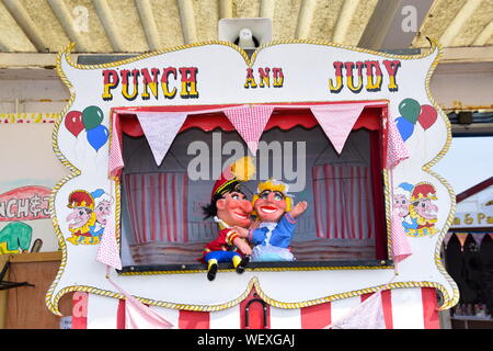 PIP The Magic Clown ist ein Kinderanimateur, der Punch & Judy am Herne Bay Pier im Sommer durchführt. Stockfoto