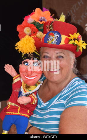 PIP The Magic Clown ist ein Kinderanimateur, der Punch & Judy am Herne Bay Pier im Sommer durchführt. Stockfoto