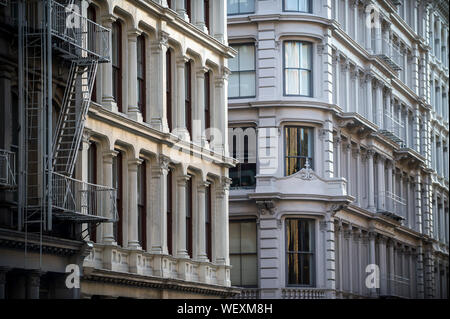 Architektonisches Detail Ansicht der traditionellen Gusseisen Gebäude in der Soho Gusseisen Historic District in Downtown Manhattan, New York City Stockfoto