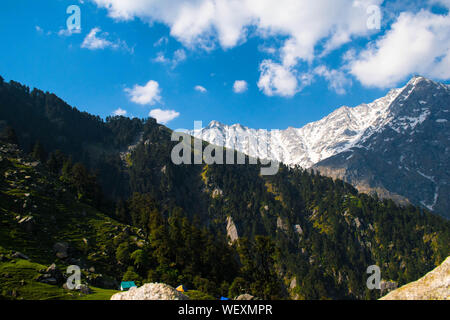 Großen grünen Bergketten. Gipfel von grünen Pflanzen und ein blauer Himmel umgeben. Sehr ähnlich, die im Himalaya und Western Ghats gefunden Stockfoto