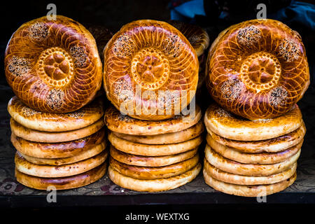 Tadschikischer Nichtanist (Naan). Frisches Rundbrot in der Stadt Osch, Kirgisistan Stockfoto