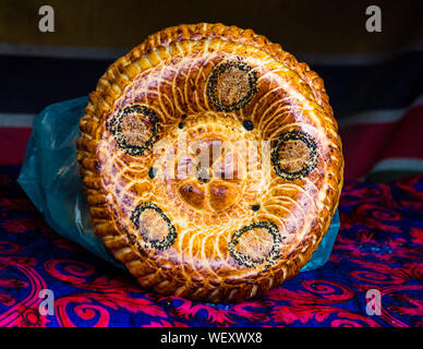 Tadschikischer Nichtanist (Naan). Frisches Rundbrot in der Stadt Osch, Kirgisistan Stockfoto